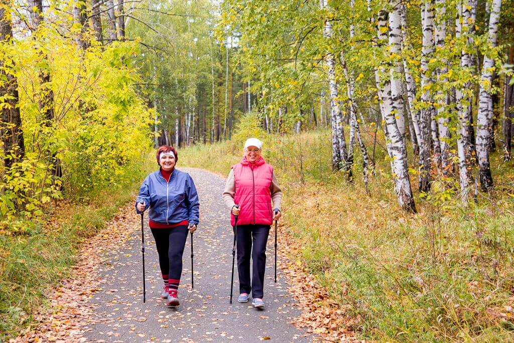 Nordic Walking für jedes Alter. – © Bildagentur PantherMedia / Lenanichizhenova